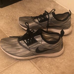 Women Nike tennis shoes